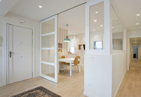 Instalación de puertas correderas Essential Timber con capacidad de hasta 90 kg para divisiones interiores elegantes.